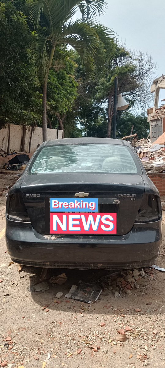 azidaniela's tweet photo. Hoy tuve que bajar de emergencia a Catia La Mar para sacar el carro de mi mamá del estacionamiento en el Aguja Azul en Playa Grande, ya le habían robado faros traseros y espejos retrovisores y todo lo que había adentro https://t.co/mazKoCtVvz