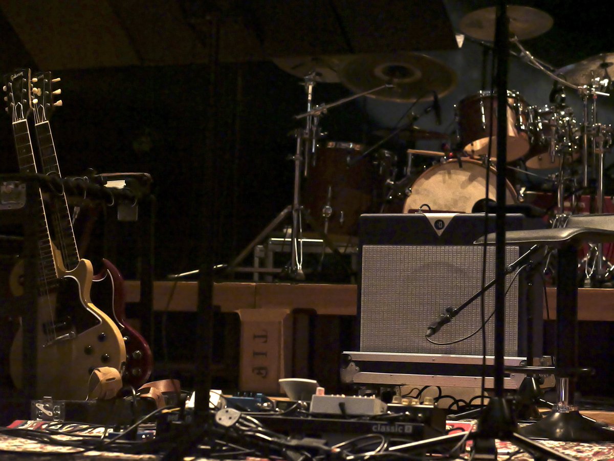 friend_fat's tweet photo. 2026年7月7日のryomei’s gear。ずっと黄色いレスポールスペシャルを使っておられたが、アンコールの「BEATITUDE」では後ろのSGに変わった気がする。SGはかしぶちさん、岡田さんが一緒だった時、大活躍してた印象。 https://t.co/tLH6CopXOU