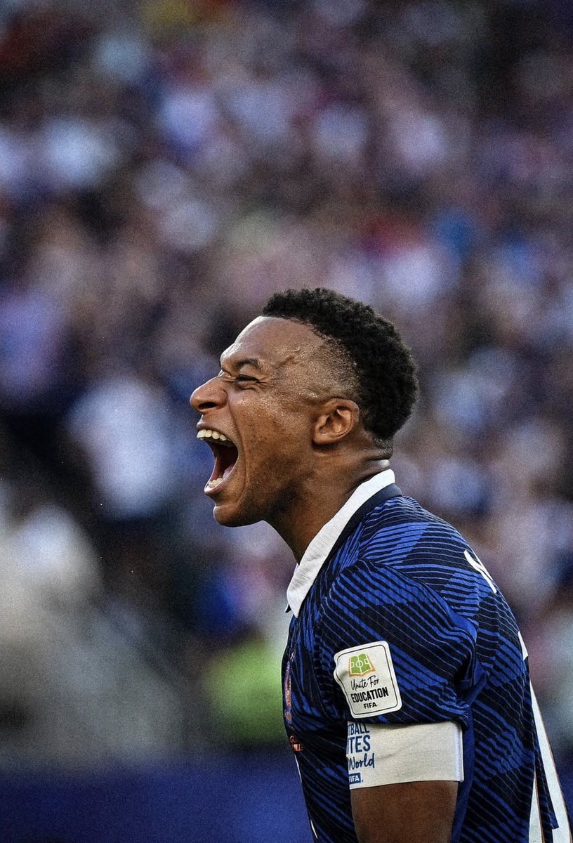 luisfernanfilho's tweet photo. General, Ditador ou Líder. 

denominem Kylian Mbappé como quiserem. 

ou comprem suas versões e narrativas importadas.

odeie, ame ou deixe-o.

no futebol, os escolhidos pelos Deuses são poucos, mas sempre mostram o porquê terem uma aura diferente.

na copa do mundo, o maior palco do futebol, é que as lendas precisam se provar. 

ali, tem a pressão, holofotes e todos os julgamentos do mundo prontos para serem disparados como bala de canhão.

Mbappé dispensa todos. 

ignora todos e, com o pouco tempo, ainda manda políticos racistas de volta para o esgoto de onde nunca deveriam sair.

Mbappé, Mil Faces de um Homem Leal. 

o General 🫡