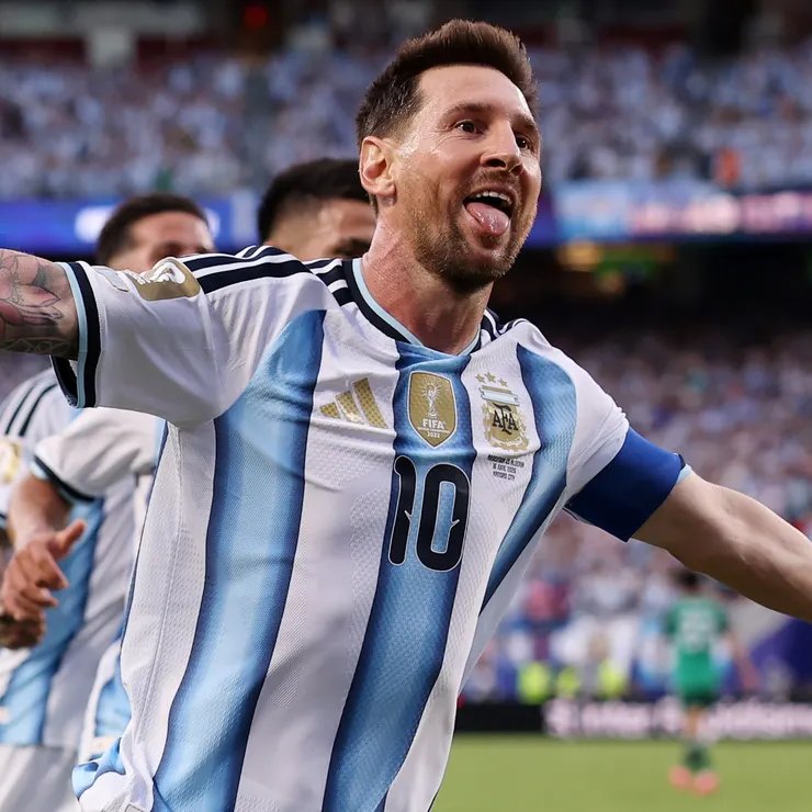 TouchlineX's tweet photo. 🚨 𝗖𝗥𝗔𝗭𝗬 𝗙𝗔𝗖𝗧: In their last World Cup games, Lionel Messi and Kylian Mbappe share something interesting in common: 

• Lionel Messi missed a penalty against Egypt and then went on to score a golazo and give an assist

• Kylian Mbappe missed a penalty against Morocco and then went on to score a golazo and give an assist

• They also have the same amount of goals in the current World Cup, although Mbappe has played one more match