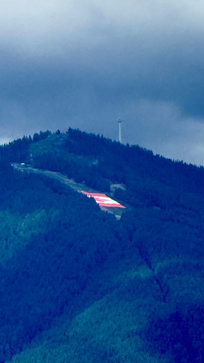 muffinjai's tweet photo. Zoom in on those North Shore mountainsโyou need to show everyone that absolute monster of a flag draped over Grouse Mountain! โฐ๏ธ Itโs 160 meters long and weighs 3,000 pounds, which is honestly the only kind of decor that matches my level of confidence. ๐จ๐ฆ
#TrueNorth #CanadaProud https://t.co/onPyP0pAPL