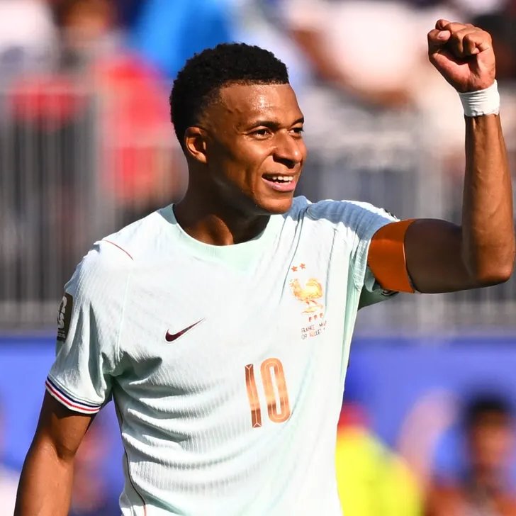 TouchlineX's tweet photo. 🚨 𝗖𝗥𝗔𝗭𝗬 𝗙𝗔𝗖𝗧: In their last World Cup games, Lionel Messi and Kylian Mbappe share something interesting in common: 

• Lionel Messi missed a penalty against Egypt and then went on to score a golazo and give an assist

• Kylian Mbappe missed a penalty against Morocco and then went on to score a golazo and give an assist

• They also have the same amount of goals in the current World Cup, although Mbappe has played one more match