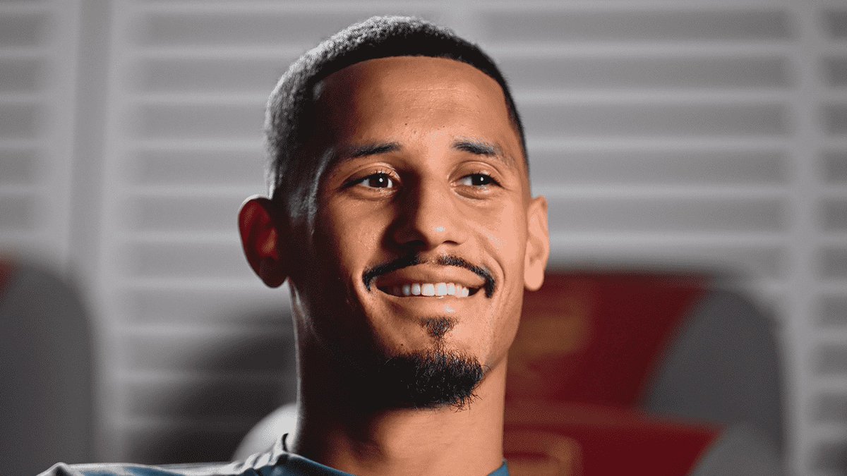 ArsenalNews_Hub's tweet photo. 🚨 William Saliba on whether he was worried Gabriel Magalhães would call him if France had lost the quarter-final. 😂

“I wasn’t worried.” 😅

“I knew we were going to win. Gabriel actually called me before the match to wish me good luck. He told me, ‘Win… or I’ll troll you after the game!’” 😂

“He was the unlucky one today.” 😅

“I’ve got one message for him—stop hate-watching me!” 😂❤️

“That’s how we are at Arsenal. We joke with each other all the time, but there’s always respect and love between us.”

🔴⚪️ #Arsenal #WilliamSaliba #GabrielMagalhães #WorldCup #COYG