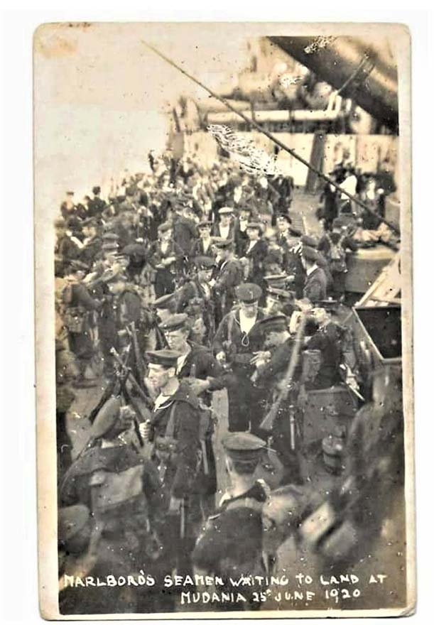 SMEYDAN's tweet photo. 6 Temmuz 1920- Mudanya, İngilizler tarafından işgal edildi.

Mudanya, önce 25 Haziran 1920'de İngilizlerce ele geçirilmeye çalışılmış, ancak İngiliz birliği Türk direnişi (Şükrü Çavuş ve arkadaşları) karşısında kayıp verip geri çekilmişti. Türk tarafı da kayıplar vermişti. 

İngilizler, daha sonra 6 Temmuz 1920'de denizden 3 saat kadar devam eden yoğun bombardıman sonunda Mudanya'yı işgal ettiler. 

​İngiliz donanmasının (HMS Royal Sovereign zırhlısının) saldırısı sonrası  sahildeki postane ve tuz ambarları gibi stratejik mekanlar ağır hasar gördü. Bazı kaynaklara göre 25, bazılarına göre 45 Türk askeri şehit oldu. İngilizler bazı Türkleri de esir aldılar. 

​İngilizler şehre girdikten sonra Mudanya'nın kontrolünü Yunan birliklerine devrettiler.

​Mudanya, bu işgal karanlığından ancak  Kurtuluş Savaşı'nın son zaferi Büyük Zaferin kazanılmasıyla 12 Eylül 1922'de kurtarılabildi.

"İngilizler tek kurşun atmadan çekildiler!" öyle mi?

"Neyden kurtulduk" öyle mi?