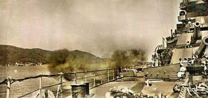 SMEYDAN's tweet photo. 6 Temmuz 1920- Mudanya, İngilizler tarafından işgal edildi.

Mudanya, önce 25 Haziran 1920'de İngilizlerce ele geçirilmeye çalışılmış, ancak İngiliz birliği Türk direnişi (Şükrü Çavuş ve arkadaşları) karşısında kayıp verip geri çekilmişti. Türk tarafı da kayıplar vermişti. 

İngilizler, daha sonra 6 Temmuz 1920'de denizden 3 saat kadar devam eden yoğun bombardıman sonunda Mudanya'yı işgal ettiler. 

​İngiliz donanmasının (HMS Royal Sovereign zırhlısının) saldırısı sonrası  sahildeki postane ve tuz ambarları gibi stratejik mekanlar ağır hasar gördü. Bazı kaynaklara göre 25, bazılarına göre 45 Türk askeri şehit oldu. İngilizler bazı Türkleri de esir aldılar. 

​İngilizler şehre girdikten sonra Mudanya'nın kontrolünü Yunan birliklerine devrettiler.

​Mudanya, bu işgal karanlığından ancak  Kurtuluş Savaşı'nın son zaferi Büyük Zaferin kazanılmasıyla 12 Eylül 1922'de kurtarılabildi.

"İngilizler tek kurşun atmadan çekildiler!" öyle mi?

"Neyden kurtulduk" öyle mi?