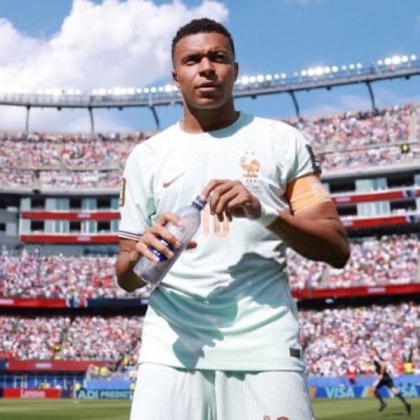 vaticSports's tweet photo. 🚨 FRANCE ARE INTO THE WORLD CUP SEMI-FINALS.

France defeat Morocco 2–0 to continue their march towards another World Cup crown.

Kylian Mbappé once again made the difference, bouncing back from an early penalty miss with a goal before setting up another.

Morocco’s remarkable tournament comes to an end, but they leave with their heads held high after another historic World Cup campaign.

France are now just one win away from the 2026 FIFA World Cup Final. 🇫🇷