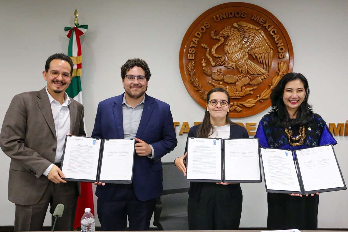 SE_mx's tweet photo. #ComunicadoEconomía 🗞️ 

Firma de Memorando de entendimiento entre la Secretaría de Economía y PNUD México busca acompañar la política industrial con una visión de desarrollo humano  

🔗 https://t.co/3lvfJnbgKt https://t.co/yjaKzkqvxB