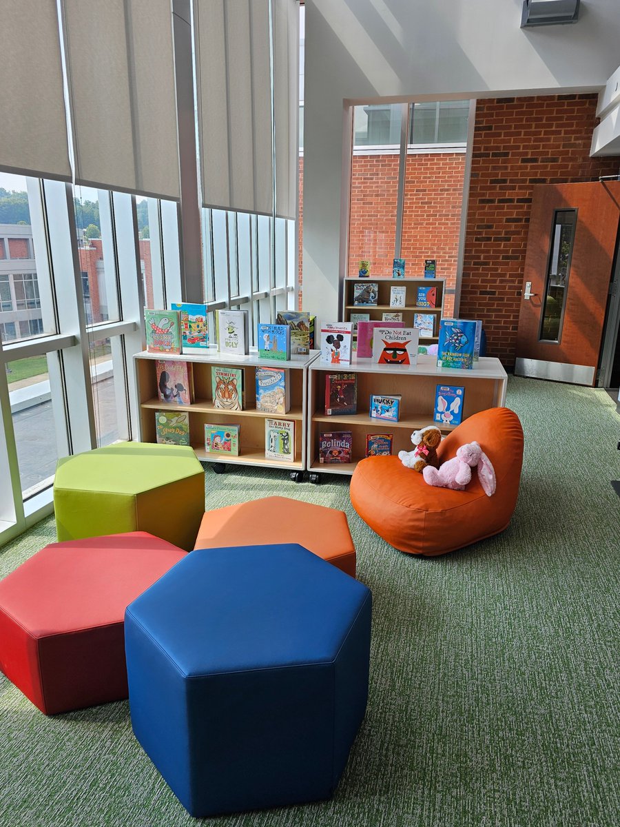 NESCCLibrary's tweet photo. Student parents, we have a #ChildrensReadingRoom where #StoryTime meets #StudyTime! A vibrant environment designed for your + your child: plush seating areas, a desktop computer, laptop capability, stuffed animals, &amp; books galore. 

#HandsOnLearning   #WereHereToGetYouThere https://t.co/xsYueQydw2