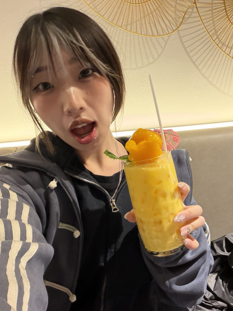 irlyins's tweet photo. guys someone bought me a drink i'm so happy https://t.co/x3Pb2Fhz4v
