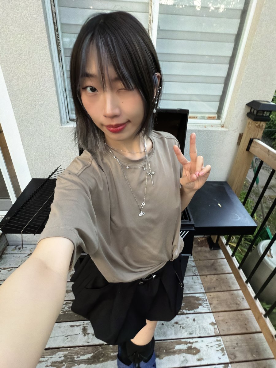 irlyins's tweet photo. work outfit for 2day :3 https://t.co/MpeiP4mtSA