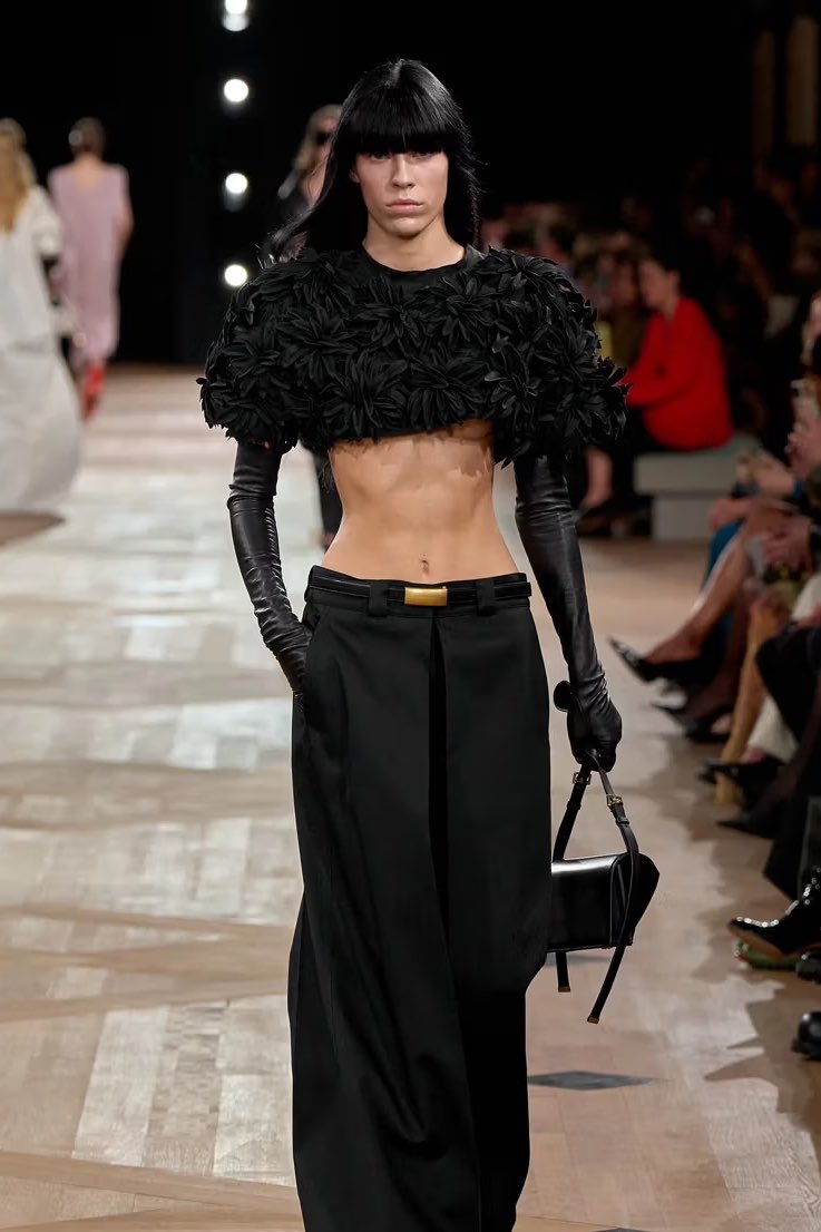 shawnzudinho's tweet photo. marina ruy barbosa wearing balenciaga ready-to-wear ss26 https://t.co/Mrw5LxRvca