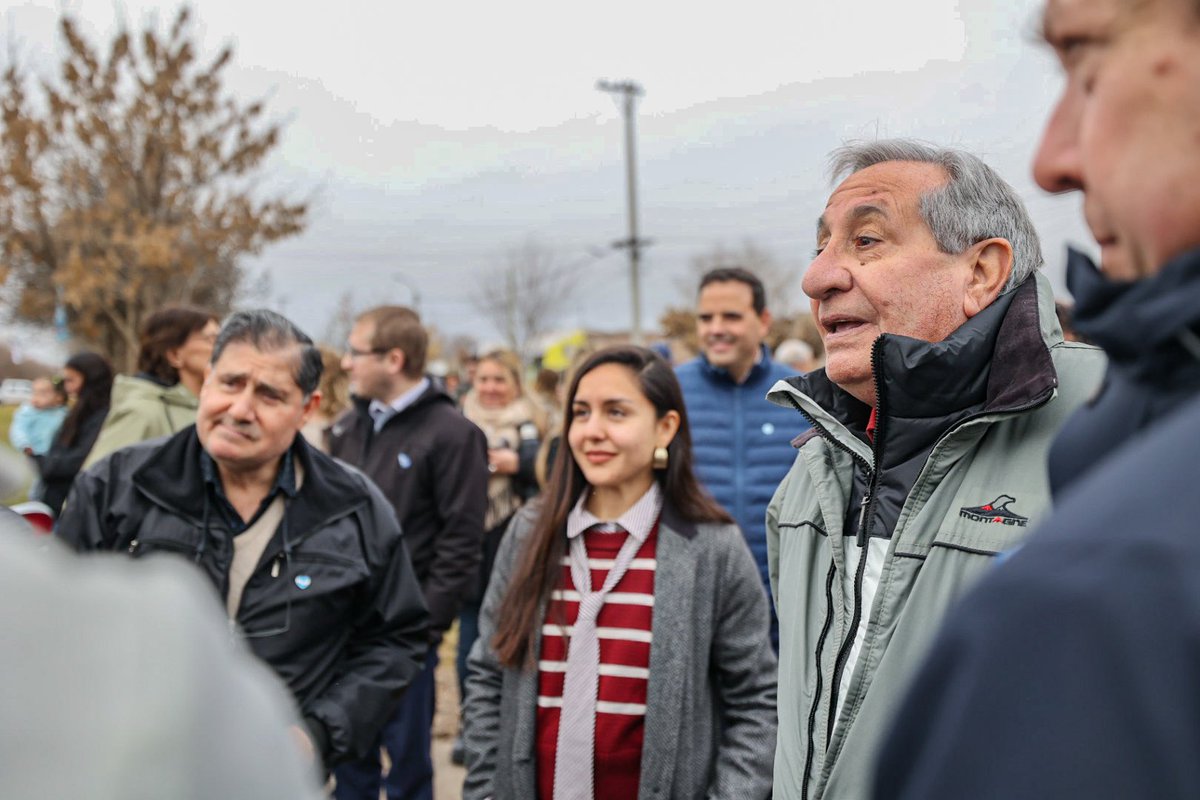 Weretilneck's tweet photo. Anunciamos la finalización de la red de gas para los barrios Maldonado y Tupac Amarú, y de los servicios para 232 lotes que ya están próximos a entregarse a las familias beneficiarias. Además entregamos 13 escrituras del IPPV a vecinos que cumplieron y hoy son propietarios de su hogar.