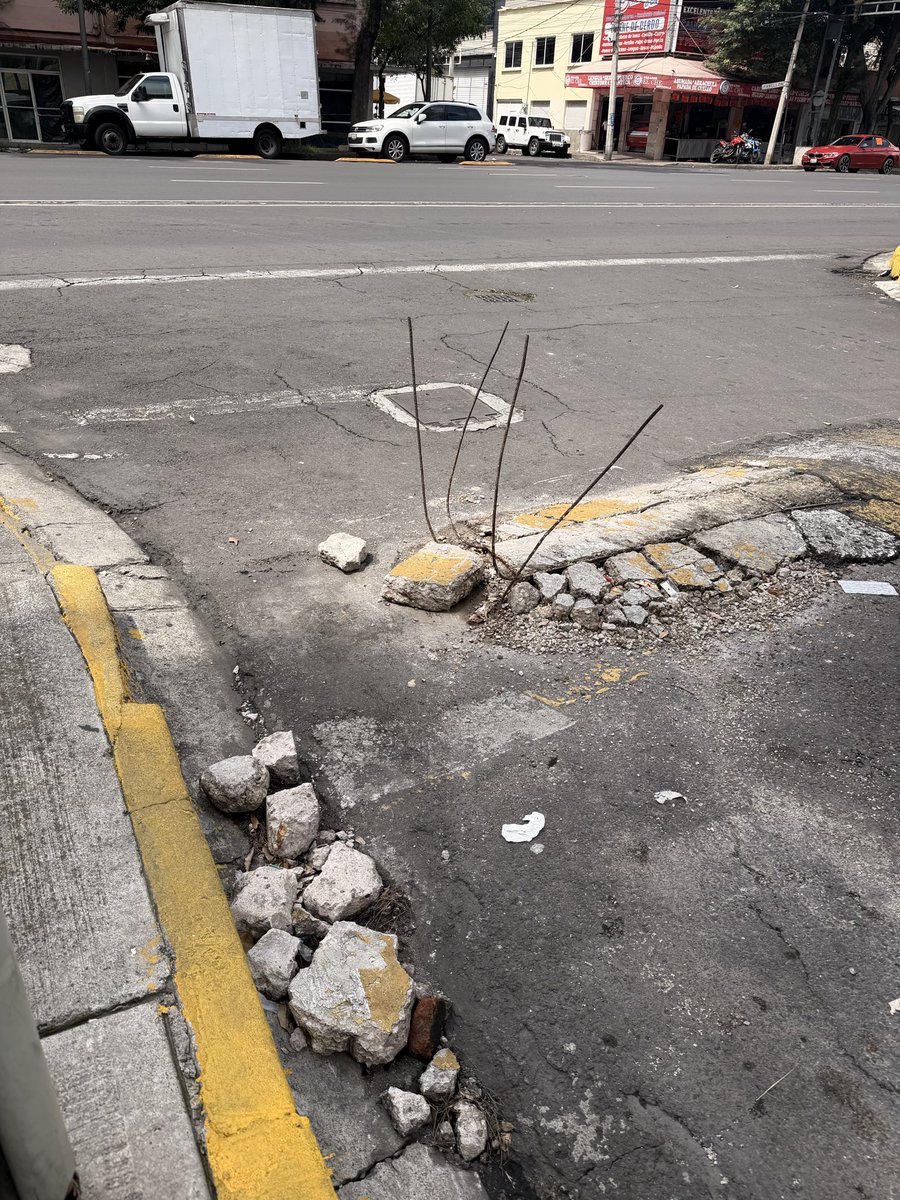 kaftak's tweet photo. @GobCDMX @C5_CDMX @A_VCarranza hola esto es muy peligroso puede ocasionar un accidente
Calle maravillas y av canal del norte 
Colonia michoacana 
Cp. 15250
Alcaldía Venustiano Carranza https://t.co/tzfY6J5C1p