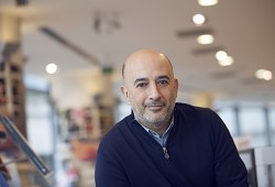 NekadarolduTR's tweet photo. Ekonomi yazarı Uğur Gürses:

"Liderlere 1 şişe Kalecik Karası şarap hediye etseydiniz 
o ülkelerin yurttaşlarına da ulaşabilecekleri bir hikaye vermiş olacaktınız" https://t.co/XmDT5Al3a8