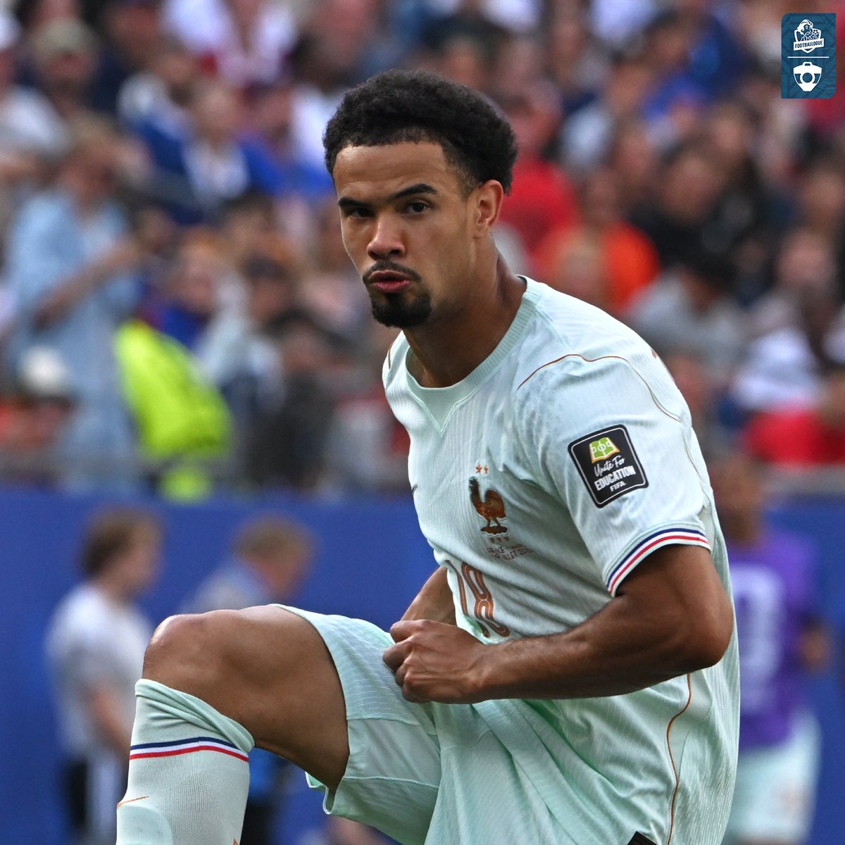 Footballogue's tweet photo. Didier Deschamps sur l'entrée de Warren Zaïre-Emery 😁 :

"Il a fait une 𝗧𝗥𝗘̀𝗦 𝗧𝗥𝗘̀𝗦 𝗕𝗢𝗡𝗡𝗘 𝗘𝗡𝗧𝗥𝗘́𝗘 alors qu'il n'avait pas joué jusqu'ici. 

𝗜𝗹 𝗳𝗮𝘂𝘁 𝗾𝘂'𝗶𝗹𝘀 𝘀𝗲 𝘁𝗶𝗲𝗻𝗻𝗲𝗻𝘁 𝘁𝗼𝘂𝘀 𝗽𝗿𝗲̂𝘁𝘀. 

Je ne peux pas faire plaisir à tous, 𝗺𝗮𝗶𝘀 𝗷𝗲 𝗳𝗮𝗶𝘀 𝗲𝗻 𝘀𝗼𝗿𝘁𝗲 𝗾𝘂'𝗶𝗹𝘀 𝘀𝗲 𝘀𝗲𝗻𝘁𝗲𝗻𝘁 𝘁𝗼𝘂𝘀 𝗰𝗼𝗻𝗰𝗲𝗿𝗻𝗲́𝘀. Et ceux qui ne jouent pas, ils sont là aussi avec l'ensemble du groupe."

(M6)