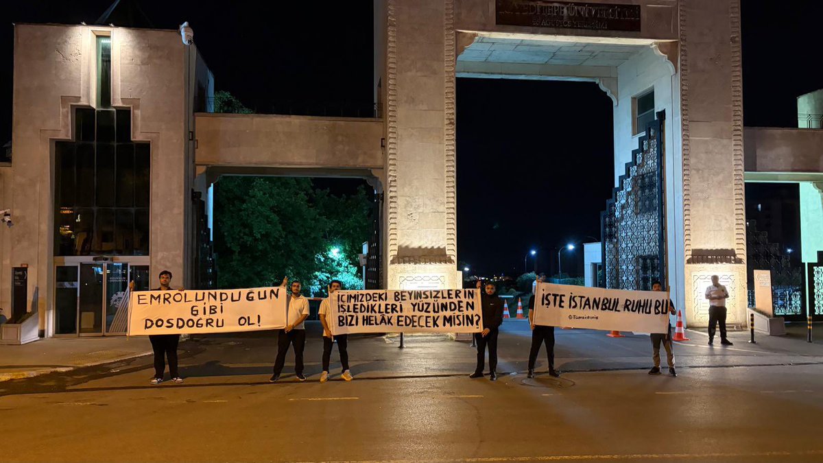 dailyislamist's tweet photo. 🔴 TÜGVA İstanbul, Kur’an-ı Kerim ayetinin kapatılmaya çalışıldığı Yeditepe Üniversitesi önünde “Emrolunduğu Gibi Dosdoğru Ol” yazılı pankart açtı. https://t.co/XabEbZQEMW