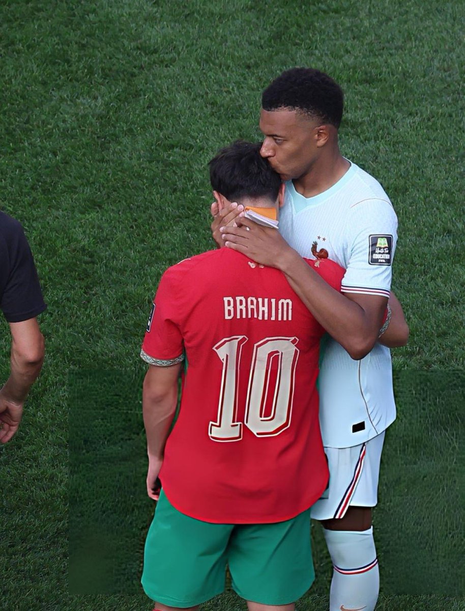 AdriRM33's tweet photo. Kylian Mbappé consolando a Brahim.

🥹💔 https://t.co/tjnuSv9iS6