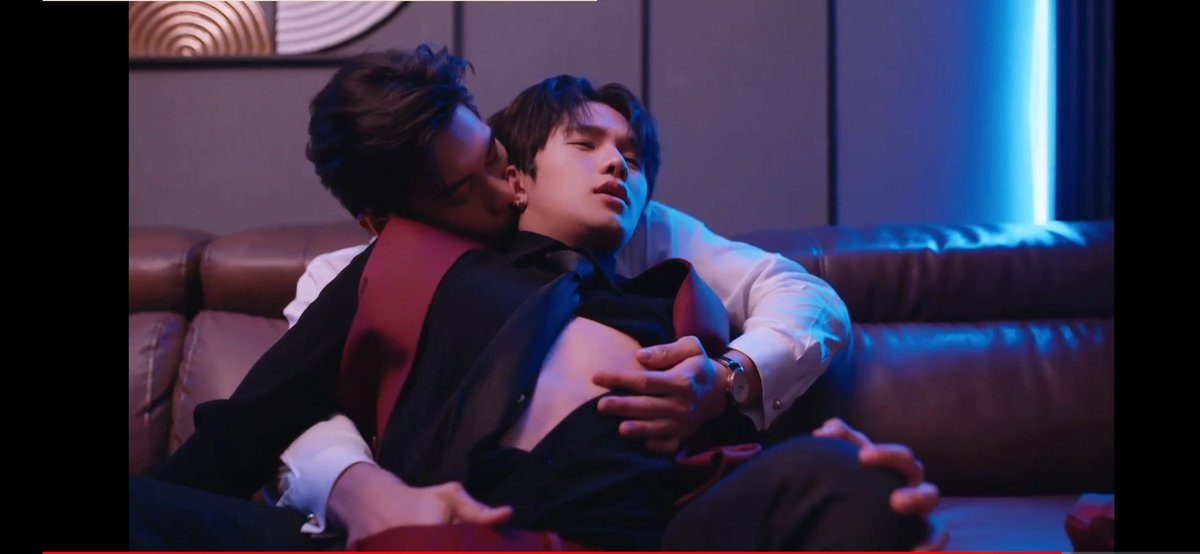 C0SMICTALAY's tweet photo. this scene might have the same amount of sexual tension as EP6 because of the way sun is trapped in jay’s hold against his chest in his control
#PAYBACKTheSeries #PAYBACKEP5 https://t.co/cm7XcC8eTD