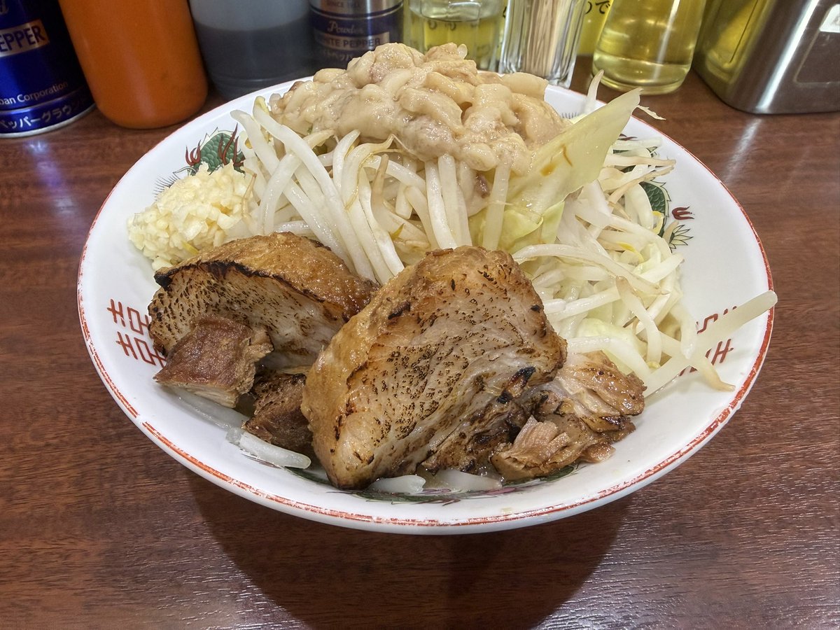 omiya_0150's tweet photo. 手術のため入院しております。
食事制限は特にないので、病院へ来る前に
平塚の豚んちさんで腹ごしらえ。
21時以降の絶食に備えて、お野菜とタンパク質をチャージしてきました。
美味しゅうございました😋

#豚んち https://t.co/BeB5Mlr9XF