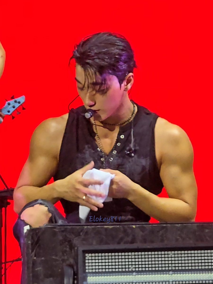 EloKey811's tweet photo. Love his arms 😍

#에이티즈 #ateez #choisan #최산 #san #산 https://t.co/8sQlhc35xh