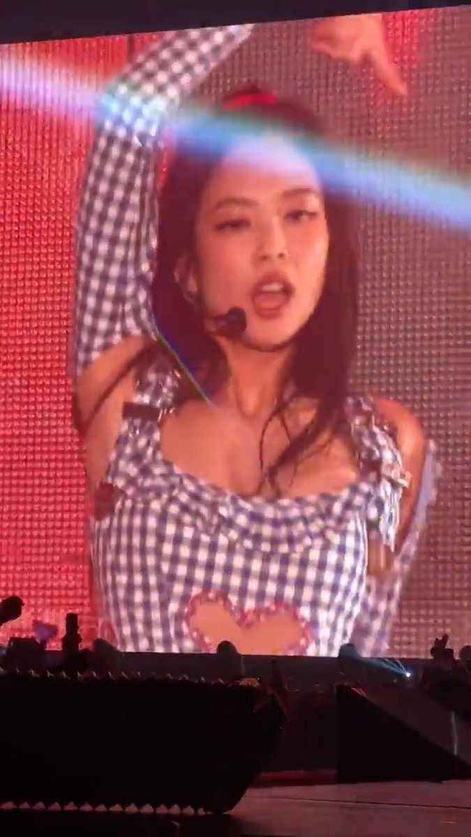 jnklaced's tweet photo. her on the big screen #JENNIE #제니 https://t.co/BWImri4Iaa