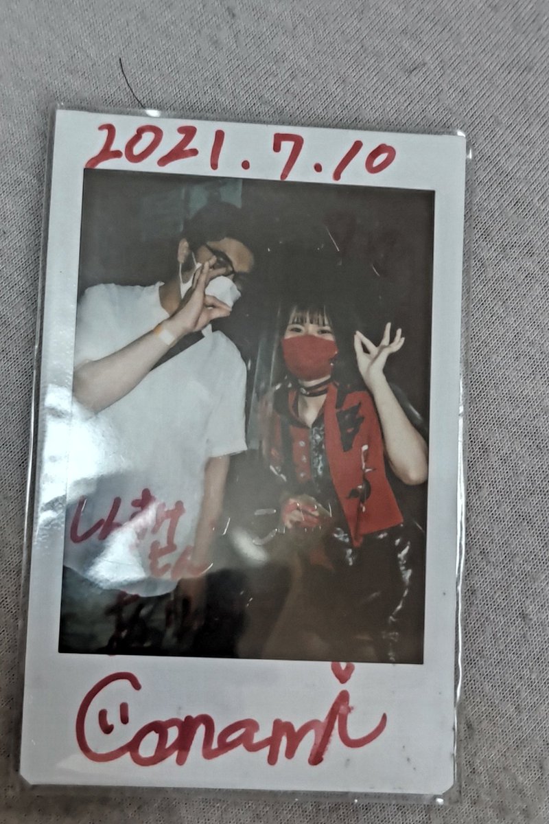 1205redsreds's tweet photo. 今日で、CONAMIさんに出会って５周年です🧡🧡

🧡🧡こな民５周年です🧡🧡

５年も推し続けるとはねぇ～ホント最高の推し様ですな😎😎

最初のチェキ✨✨
マスクしてるのが時代ですな🙄🙄

唯一『さん』って呼ばれてるww

これからも推していきますぜ🧡🧡🧡

＃レッドアイ
＃CONAMI
#こな民５周年 https://t.co/ajrXpe99js
