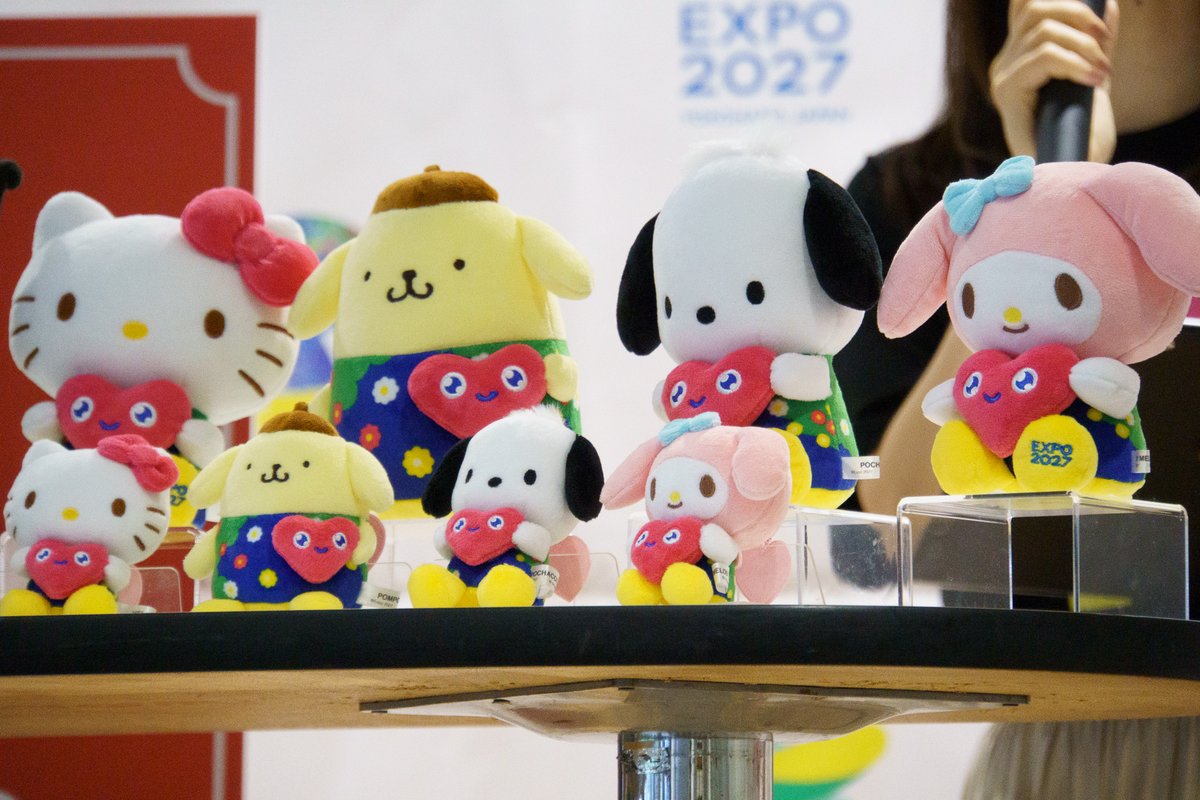 travelwatch_jp's tweet photo. #EXPO2027 サンリオコラボ新商品
トゥンクトゥンクぬいぐるみ抱っこM／BC
各5280円／3850円

本日7月10日からオフィシャルストアで展開スタート！
発売を記念して #ハローキティ たちがメディア向けのお披露目会に駆けつけてくれました🎀

万博でもおなじみのハローキティ、マイメロディ、クロミ、シナモロール、ポムポムプリン、ポチャッコのほか、
園芸博では【ウサハナ】のぬいぐるみが登場します🌼

#トゥンクトゥンク のハート、ことぅんく（？）を抱きしめる姿がとっってもキュートな商品です🌏💓