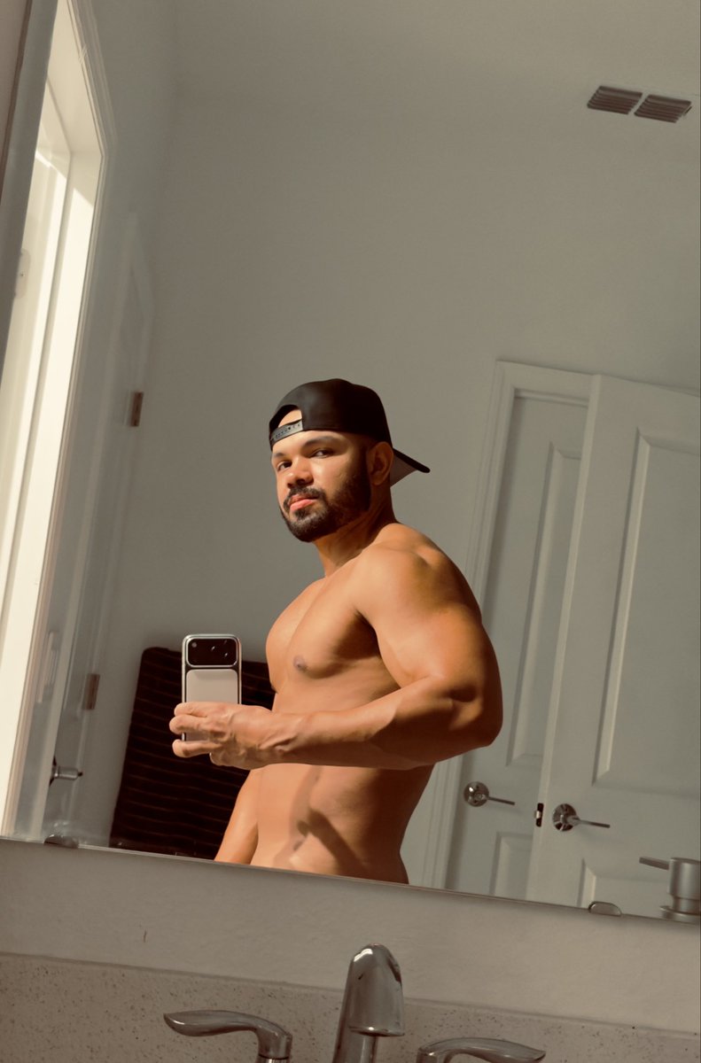 AnthonysCardozo's tweet photo. @castieldesire Most of us want a big chest, but it's hard to build one🥲🥲 https://t.co/G1JCDPOshV