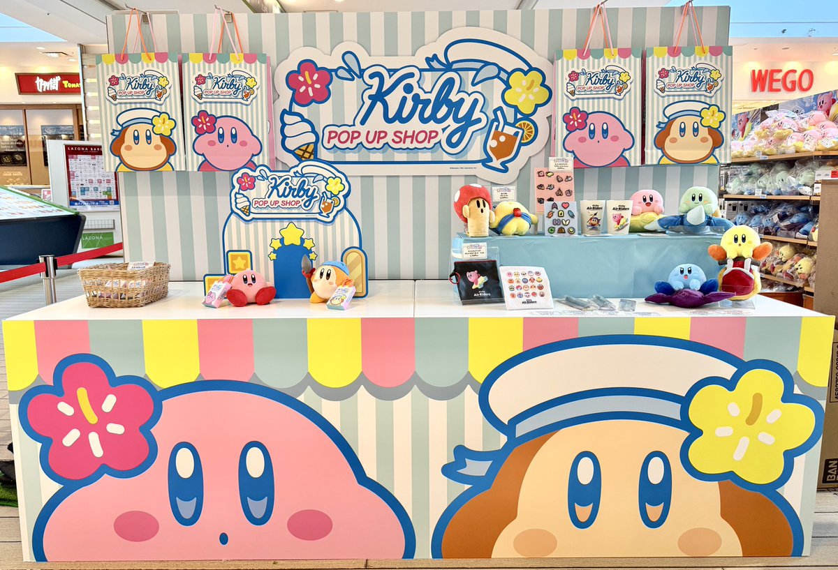 Kirby_ensky's tweet photo. 【POP UP】
ラゾーナ川崎プラザでの「星のカービィ POP UP SHOP」は本日11時よりオープン！
夏をイメージした店内には、「カービィのエアライダー」先行販売商品のほかにも、星のカービィグッズが大集合☆
ぜひ会場に設置されたフォトスポットもおたのしみください⌒( ' ヮ' )っ
#星のカービィ https://t.co/wEiJMwE6cN
