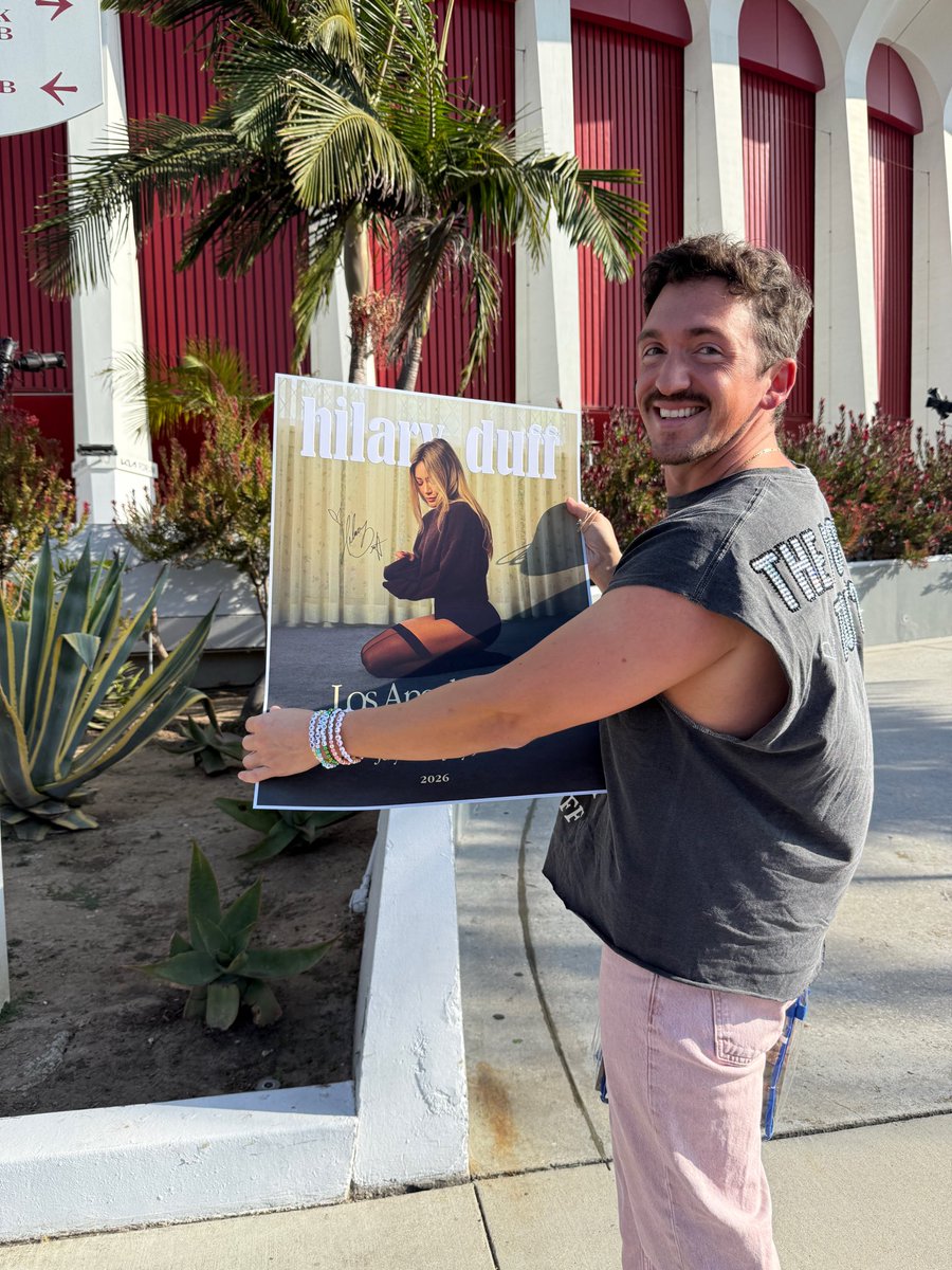 rezanosrati's tweet photo. HILARY DUFF SIGNED POSTERS ARE OUT AT MERCH TRUCK!!! so happy to get one 😭🥹 #hilaryduff #theforum #night2 #luckymetour https://t.co/xTF7BUwRAu