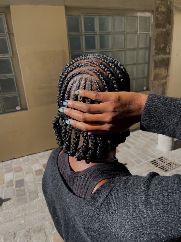 afrofelines's tweet photo. There are ways one can style their natural hair that is appealing and doesn’t make you look like you just rolled out of bed. https://t.co/hKVVYwAEDH
