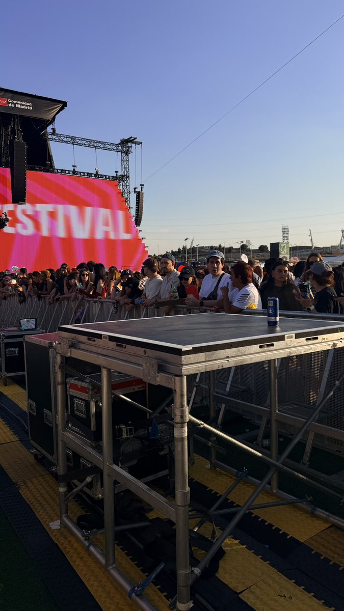 uwurars's tweet photo. Mi vista para Lorde, gracias a las dos chicas que me dejaron su sitio un momento, espero hayan disfrutado ver a Jennie https://t.co/QgnCgQ7n6x