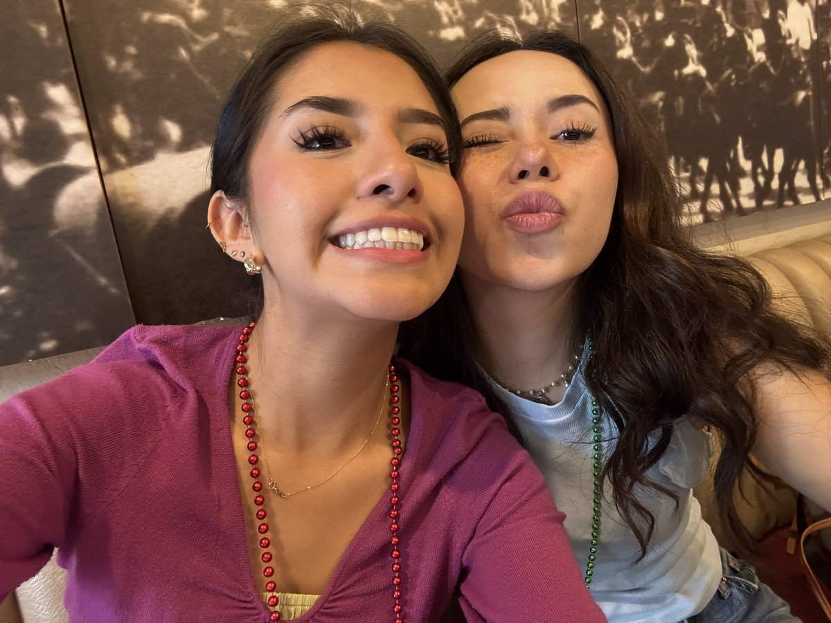 paulataggle's tweet photo. gaby + paula = sanborns ❤️🧘‍♀️🍳🍊 https://t.co/D3QjMnVRXu