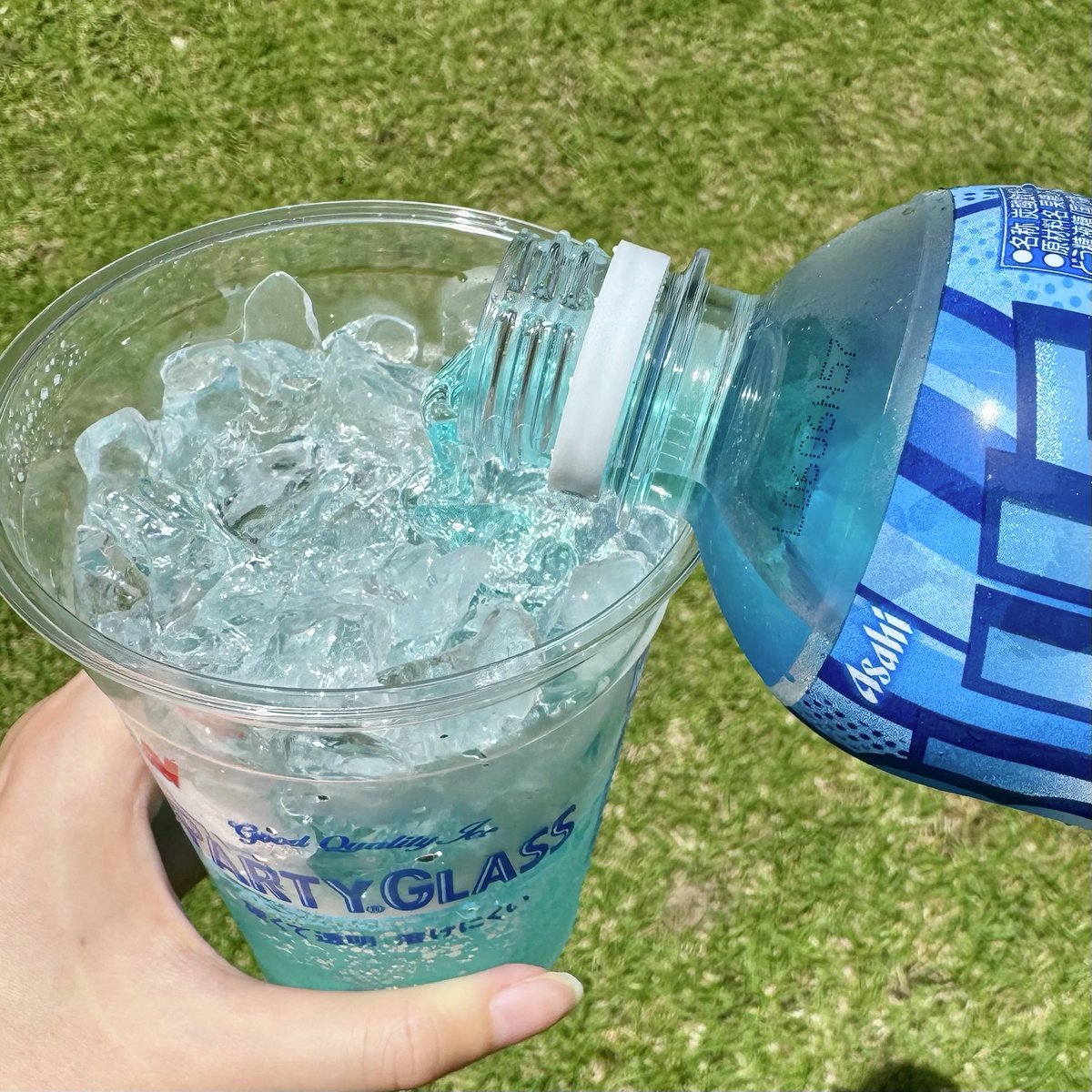 akiko_lawson's tweet photo. 「しあわせを呼ぶ青いドデカミン　BLUE」をキンキンで楽しみたいなら、
ローソンで買える「ニチレイパーティアイスグラス」がおすすめです💙 https://t.co/ZYY02FAsln