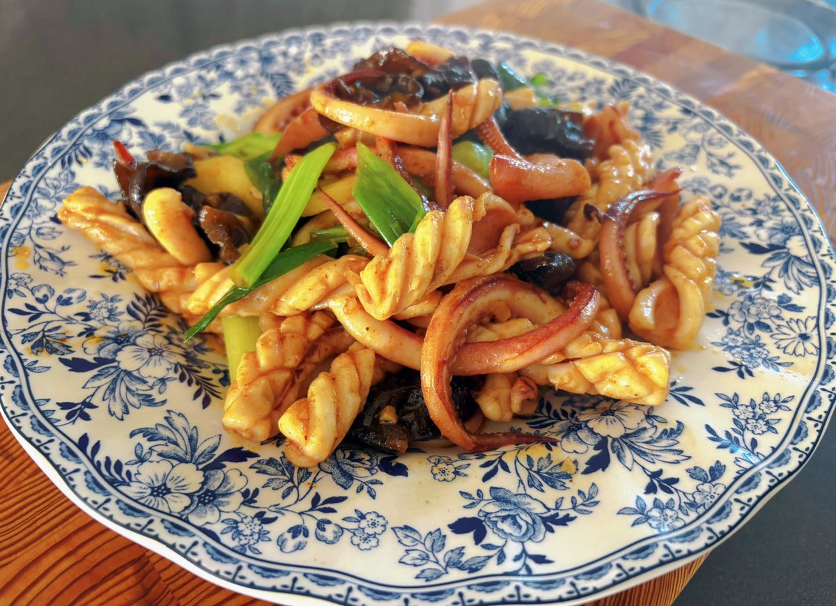 scripps0129's tweet photo. 老客户私厨：照烧粉丝虾球、鸭油卤面、凉拌秋葵小玉米、沙茶鱿鱼卷、葱烧小南瓜、三文鱼头汤。 https://t.co/vgHdICwYwK