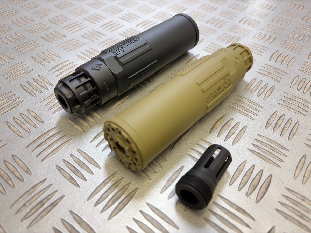 kinwa__official's tweet photo. ー再入荷品情報ー

①5KU社製 CGS SCI-SIXタイプ サプレッサー＆ハイダー BK/TAN(品番：KW-KU-400-BK/T)

②5KU社製 JMACタイプ 1913レール ストックアダプター 東京マルイ MP5 次世代電動ガン用(品番：KW-KU-406)

2種再入荷

米 銃器用アクセサリーメーカー CHAOS GEAR SUPPLY(CGS) Group LLC製「SCI-SIX SILENCER」と「SCI-SIX FLASH HIDER」をモチーフにした商品と米 銃器用アクセサリーメーカー JMac Customs LLC製「MP5 Rear Stock Adapter」をモチーフにした商品が再入荷

サイレンサーは同社製 BBP-32トレーサー(別売/品番：KW-KU-BBP-32)等の直径が約 32mmまでのトレーサーや消音材等を装着可能、フラッシュハイダー(14mm逆ネジ)はスチールを採用

ストックアダプターはマルイ 次世代電動ガン MP5シリーズ対応、アルミ合金製となり、20mmレールのストックを取付けられる他、QDスイベルの取付も可能

両商品ともに非常に高コスパ👍👍👍

#5KU #JMac #MP5 #GBB #AEG #airsoft #マルイ #次世代電動ガン #ガスブロ #トレーサー #サバゲー