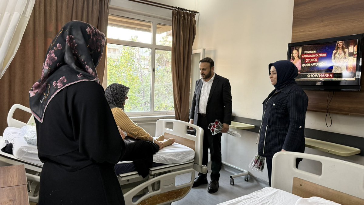 MDOGANSALAR_TR's tweet photo. 📍Balıklıgöl Devlet Hastanesi

Ak Parti Haliliye İlçe Başkanımız Mustafa Bağmancı, Kadın Kolları Başkanımız Fatma Ocak ve İlçe Başkan Yardımcımız Mehmet Emin Yeşil ile birlikte, Balıklıgöl Devlet Hastanesi’nde hastalarımızı, hasta yakınlarını ve sağlık çalışanlarımızı ziyaret ettik.

Gönüllere dokunan her adım, umudu ve dayanışmayı büyütür.
Tedavi gören tüm hastalarımıza acil şifalar diliyoruz.

@RTErdogan @avyusufibis @osmannazlier  @bybekirbozdag @ibrahimeyyupogl 
@milhamigunbegi @ferdisenel25 @furkankucukk_ @mbagmanci63 @fatmaocak0663 @aveminyesil @AKGenclikGM @akgenchaliliyee