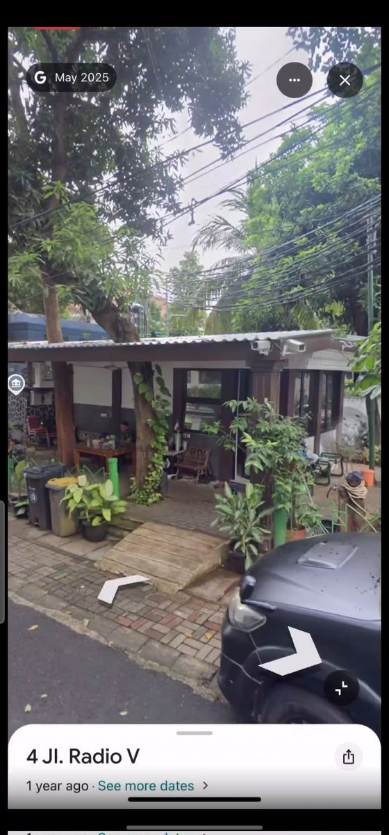 Hidupsebagai62's tweet photo. Penjagaan rumah jampidsus ternyata sudah jadi rutinitas TNI.
Yg menarik adanya pos yang dibangun diseberang rumah tsb.

- Lengkap dengan tempat bersantai
- Bangunan sepertinya permanen
- Dari posisinya, seperti lahan umum untuk taman? Apakah dibeli?
- Cctv 2 arah lengkap 

Kalo pun beneran dibeli, emg setajir itu ya seorang Jampidsus? 
Bayaran TNI nya gmna?
Uang makannya darimana?

Kalo dipikirin, hadeh lah ...