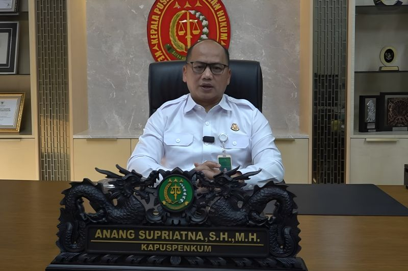 dimarsasongko98's tweet photo. Jampidsus itu jabatan nomor 2 paling powerful di Kejagung. 

Orang yang mimpin pembongkaran Jiwasraya, Asabri, Timah , total kerugian negara yang dia bongkar tembus RATUSAN TRILIUN.

Sekarang: keberadaannya sendiri nggak diketahui.

Wartawan tanya ke Kapuspenkum Kejagung, jawabannya: "Jangan tanya ke saya."

Institusi yang sama, yang katanya "menghormati proses hukum," nggak tahu di mana pejabat nomor 2-nya sendiri berada.

Tapi anehnya rumahnya di Kramat Pela dijaga puluhan TNI, katanya "atas permintaan Kejaksaan Agung."

Jadi Kejaksaan tahu di mana harus kirim pengamanan, tapi nggak tahu di mana orangnya?

Dua kalimat itu nggak bisa dua-duanya benar.