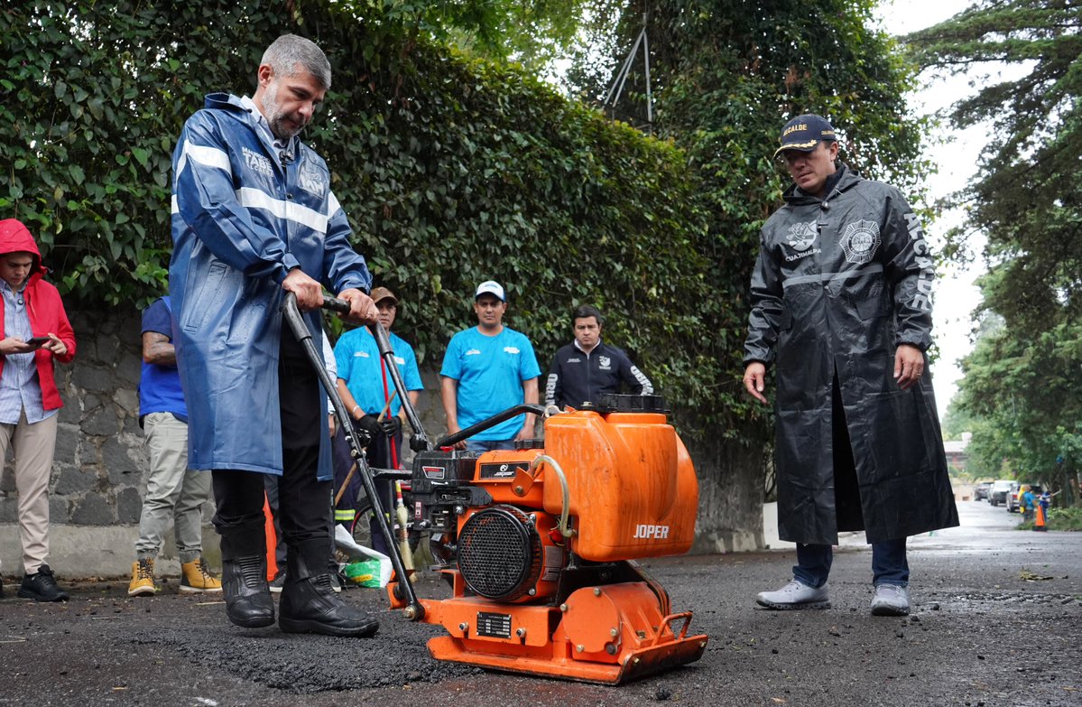 mauriciotabe's tweet photo. Aquí no hay de “a mí no me toca”.

Le entramos parejo con nuestra alcaldía vecina, @cuajimalpa_gob y @carlosorvananos, para atender las calles que compartimos.

Cuando se trata de dar resultados, los límites entre alcaldías no son un pretexto. https://t.co/cU3LIQ9f7D