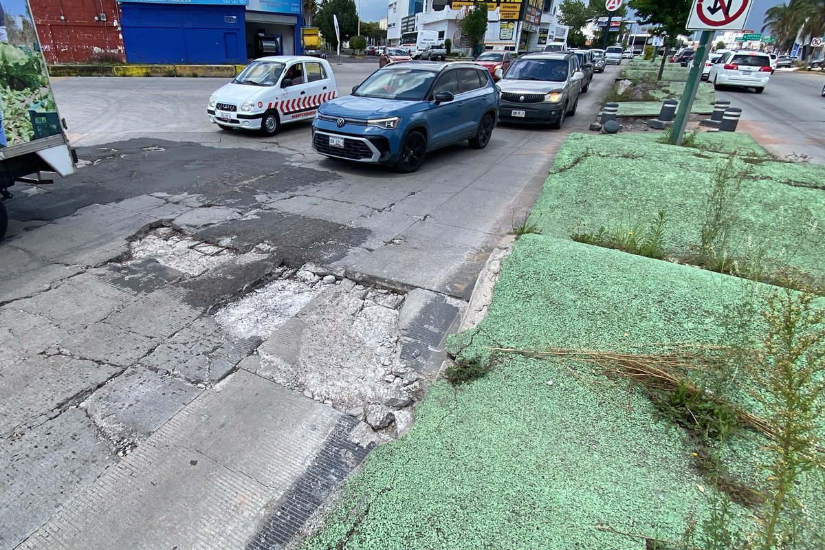 INDICEMEDIAMX's tweet photo. ⭕️ #Deterioro | Un fuerte deterioro en el pavimento e imagen urbana presenta el principal acceso-salida de #Apizaco y de #Yauhquemehcan en la zona de las agencias de automóviles. #Tlaxcala 

La falta de atención a estos puntos ocasiona el agrandamiento de baches y daños a vehículos que transitan en esa via. 

Un caso peor, es la salida de Apizaco a Huamantla, donde se ha vuelto intransitable. 

¿Y los alcaldes de ambos municipios qué hacen?… 

Imagen: Gonzalo Perper | Nierika / Images