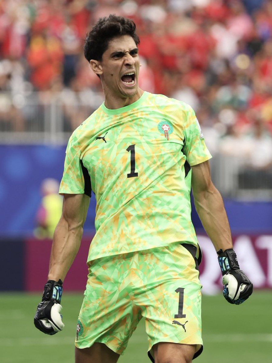 Charafantasme's tweet photo. كنحترم المجهود ديال كاع الدراري - من غير دوك المنياكة - ولايني هاد الزوج هوما الأساطير ديال هاد الجيل فالمنتخب. بنادم كيموت معاك و كيحترم راسو، الشعب و القميص لي لابس. https://t.co/Eo4ZSWdDcW