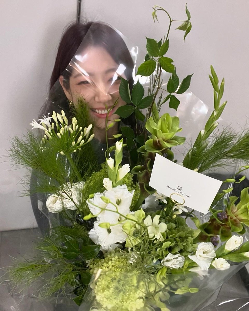 o__onsie's tweet photo. 꽃과 풀 뒤에 숨는 이 여자가 너무 귀엽다..🌷🌿 https://t.co/nj84PrWRuh