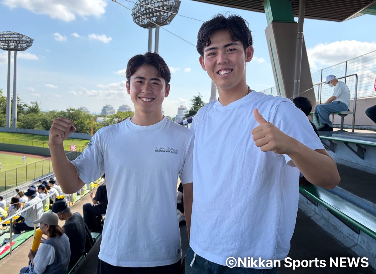 nikkan_yoshinee's tweet photo. #神奈川大会 母校 #横浜 の応援に来ていた（左から）#林田大翼 元マネージャーと法大に進学した #片山大輔 投手。「後輩たち、やってくれますよ！応援してください！」と😆👍昨春の選抜Ｖメンバーも力強く後押ししてます👌 https://t.co/q3sbPhPerm