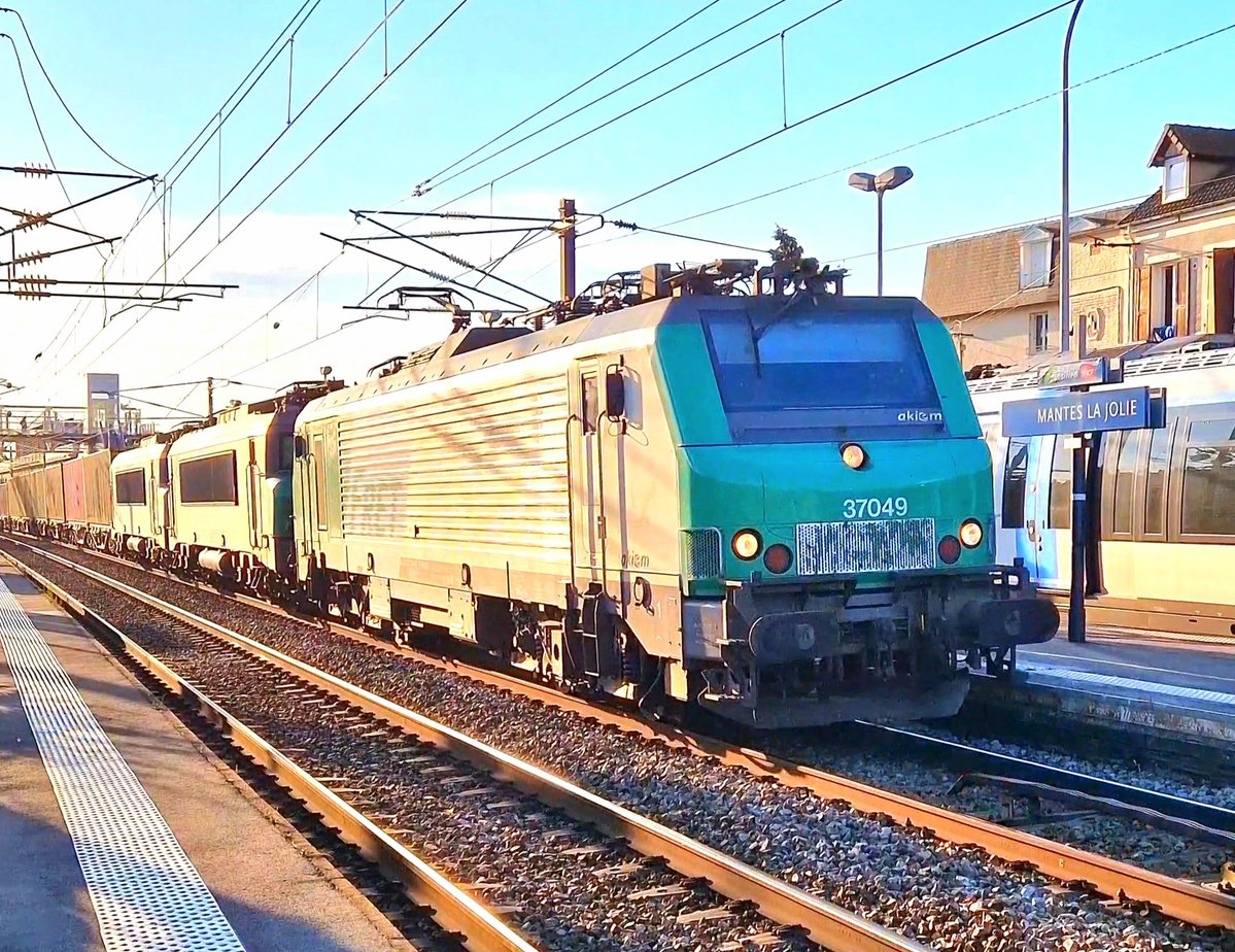 sgenmobilite's tweet photo. Belle surprise ce soir sur le train de fret Naviland Cargo Le Havre (76) ➡️ Hourcade (33) avec 3 locomotives en tête dont la BB 22275 au milieu qui possède la particularité d'être la seule "nez cassé" a encore posséder la livrée FRET SNCF ! #bb22275 #fretsncf #navilandcargo https://t.co/oE7V1uAUb6