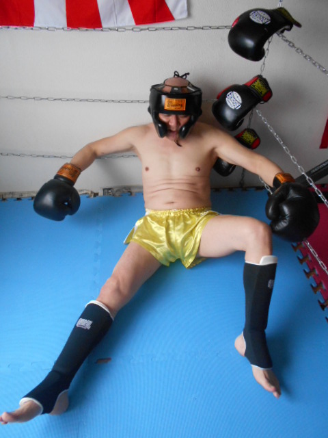 clinchboxing's tweet photo. ここんとこ　生とうもろこしを塩ゆでしてよく食うなあって　で　ようやく　今季初のスイカもドドーンと　食らって。。満足満足っとこれからメロンに桃・梨を箱買いだなあって https://t.co/sEcM4wPL7X