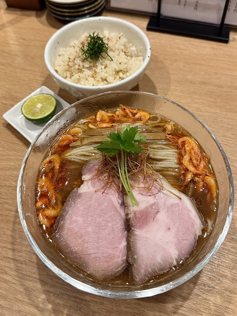 EZGMuuoqLUabEf7's tweet photo. 大阪上本町 麺 ふたり さん
『冷やし海老醤油』鯛めし
海老と魚節かな？の旨味甘味に干し海老オイルと揚げネギの香ばしい風味､しなやかな自家製麺がめちゃくちゃ美味しい😍
こんなんほんま美味し過ぎてあっという間に完食してしまった😅
海老で鯛を釣るで久々に頂いた鯛めしも絶品でした💙 https://t.co/41Cy0ahs9n