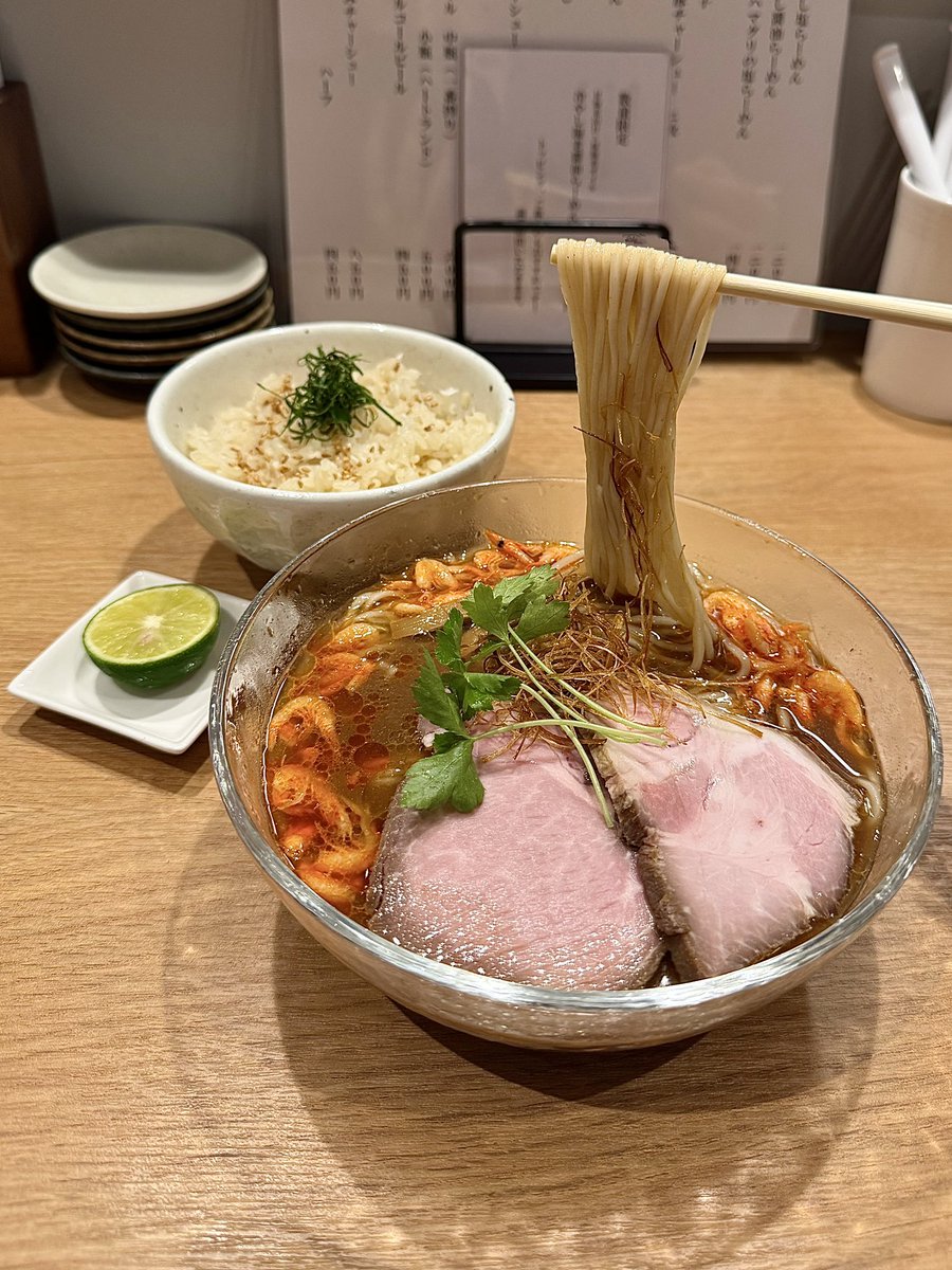 EZGMuuoqLUabEf7's tweet photo. 大阪上本町 麺 ふたり さん
『冷やし海老醤油』鯛めし
海老と魚節かな？の旨味甘味に干し海老オイルと揚げネギの香ばしい風味､しなやかな自家製麺がめちゃくちゃ美味しい😍
こんなんほんま美味し過ぎてあっという間に完食してしまった😅
海老で鯛を釣るで久々に頂いた鯛めしも絶品でした💙 https://t.co/41Cy0ahs9n