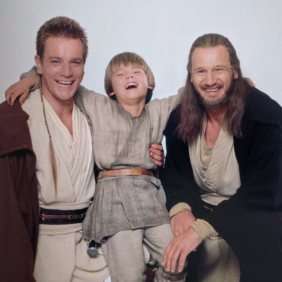 sw_tweets's tweet photo. Ewan McGregor, Jake Lloyd, and Liam Neeson behind the scenes of 'The Phantom Menace' https://t.co/SHRXBqnrUI