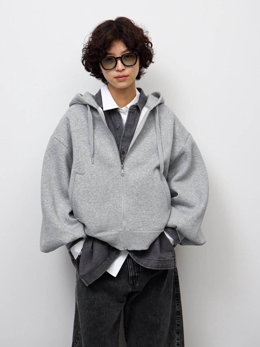 styling_tinder's tweet photo. GUから7月中旬発売予定の"スウェットバルーンスリーブフルジップパーカ"が可愛すぎる

名前の通り、風船のように膨らんだボリュームスリーブがポイント。
ボクシーシルエットでゆったりと着れて、目付を軽くすることで軽やかな着心地になってる

4色展開でコーディネートもしやすいのでまじでおすすめ https://t.co/Nu88JwwBf2